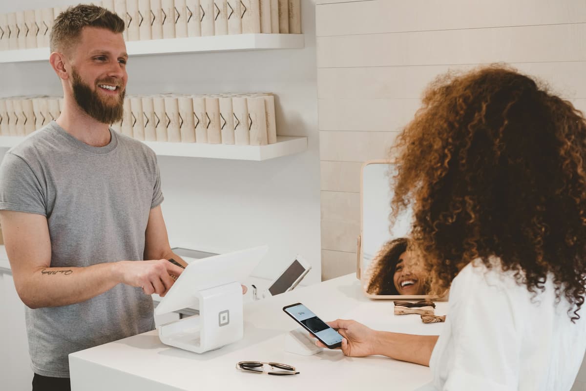 Customer completing a retail checkout, representing UPI and card payments on Indian e-commerce sites
